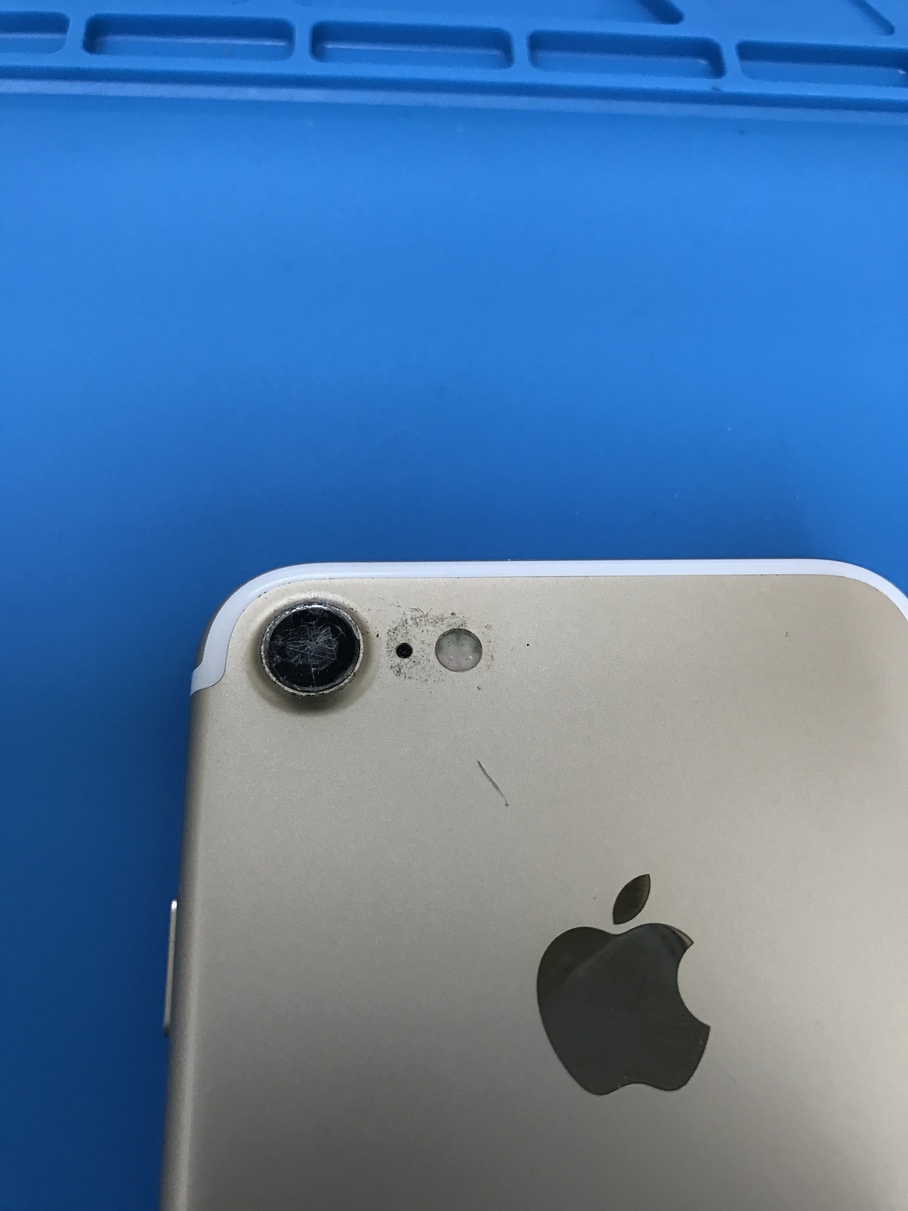 iPhone7メインカメラカバーガラスの修理前写真