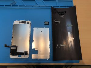 iPhone7の画面交換修理中にフロントパネルからパーツを移植するときの写真
