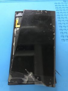 XPERIA XZの画面割れと充電口パーツ破損修理の修理前写真