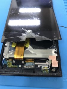 XPERIA XZの充電ポート上のパーツがなくなっていた状態の写真