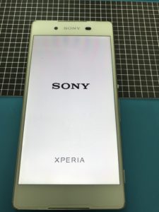 XPERIA Z4の電源が入らない症状の修理でバッテリー交換後に電源がついた瞬間