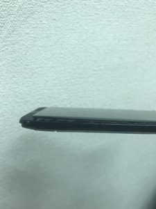 ZenFone2(ZE551ML)のバッテリー膨張で画面が浮いてしまっている写真（修理前）