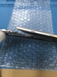 ZenFone2(ZE551ML)バッテリー交換修理でバッテリーを外す時の写真