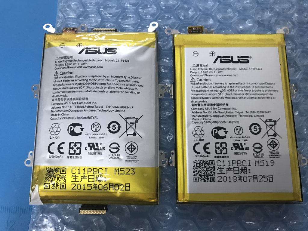 ZenFone2(ZE551ML)の膨張したバッテリーと新品のバッテリーの比較写真