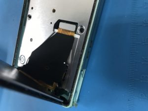 XPERIA　A（SO-04E)の液晶画面（フロントパネル）の交換修理の修理工程説明（修理中写真）