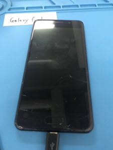 Galaxy feelの画面がつかなくなってしまった場合の修理前写真