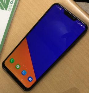 ZenFone5(ZE620KL)の液晶画面交換修理後の写真