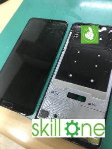 P20Proの画面割れで液晶不良時の液晶交換修理で液晶画面を取り外す工程写真