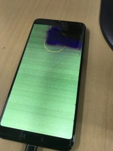 P20Proの画面割れで液晶不良時の液晶交換修理前のスタッフ確認写真