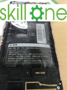 URBANO V03のバッテリー膨張時の写真(修理前)