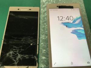 X Compact の液晶画面交換前と交換後の比較写真