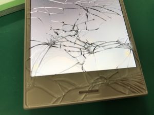 X Compactの液晶画面交換修理前の画面ガラス割れの拡大写真