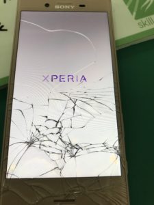 X Compactの液晶画面交換修理前の画面ガラス割れ写真