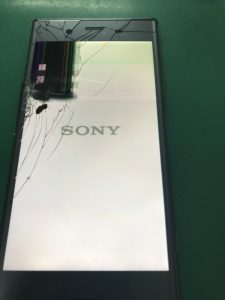 XPERIA XZ1 の液晶画面交換修理前の修理箇所拡大写真
