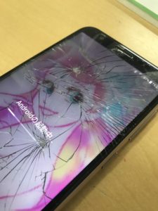 ZenFoneMax(ZB555KL)の画面割れ修理前拡大写真