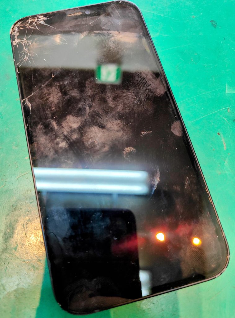iPhone12　液晶破損　修理前